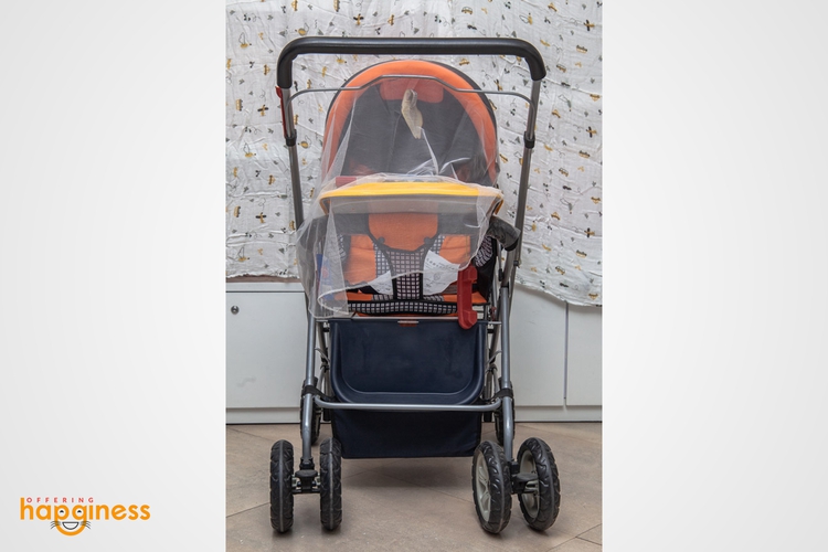 Baby's stroller with music system