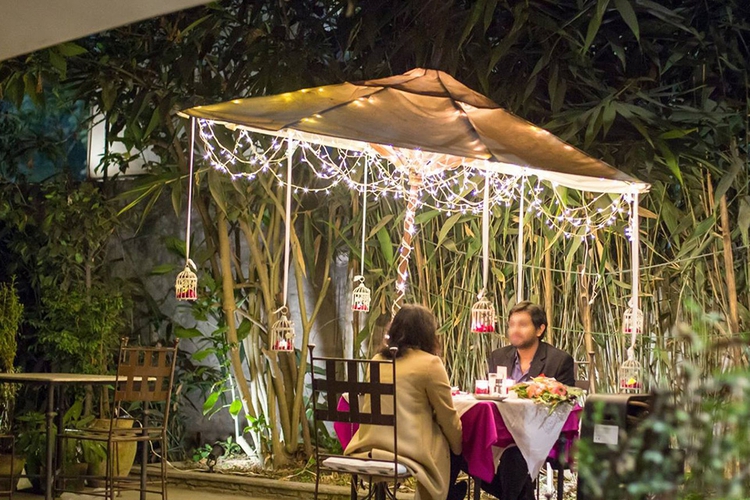 Poolside Dinner Date At The Everest Hotel